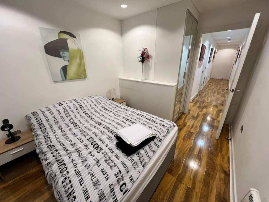 Spacious 2 Bedroom Flat Stunning Waterside View 맨체스터 외부 사진