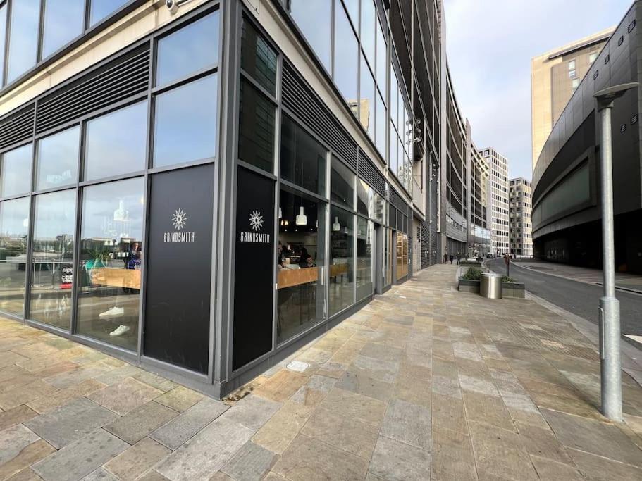 Spacious 2 Bedroom Flat Stunning Waterside View 맨체스터 외부 사진