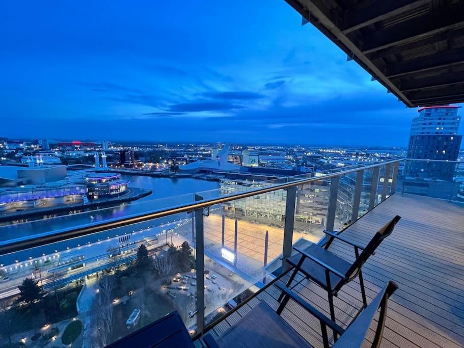 Spacious 2 Bedroom Flat Stunning Waterside View 맨체스터 외부 사진