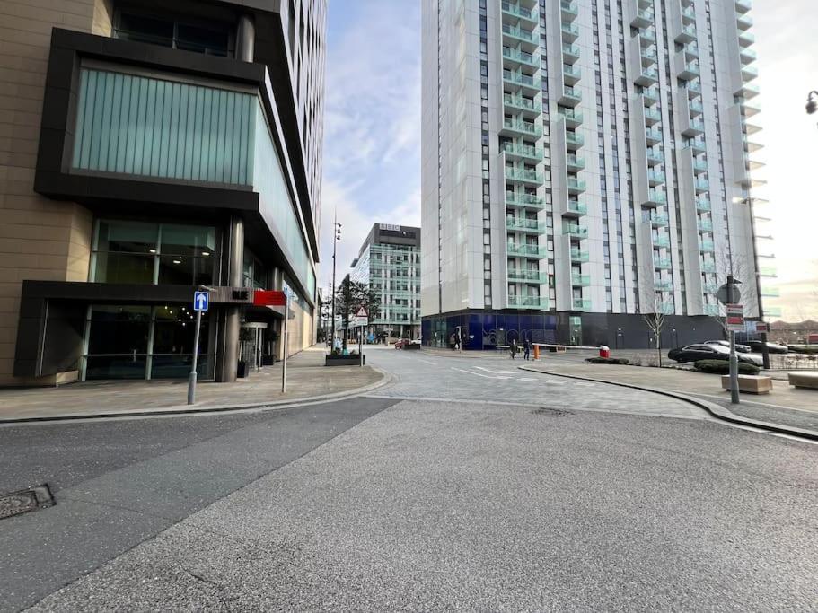 Spacious 2 Bedroom Flat Stunning Waterside View 맨체스터 외부 사진