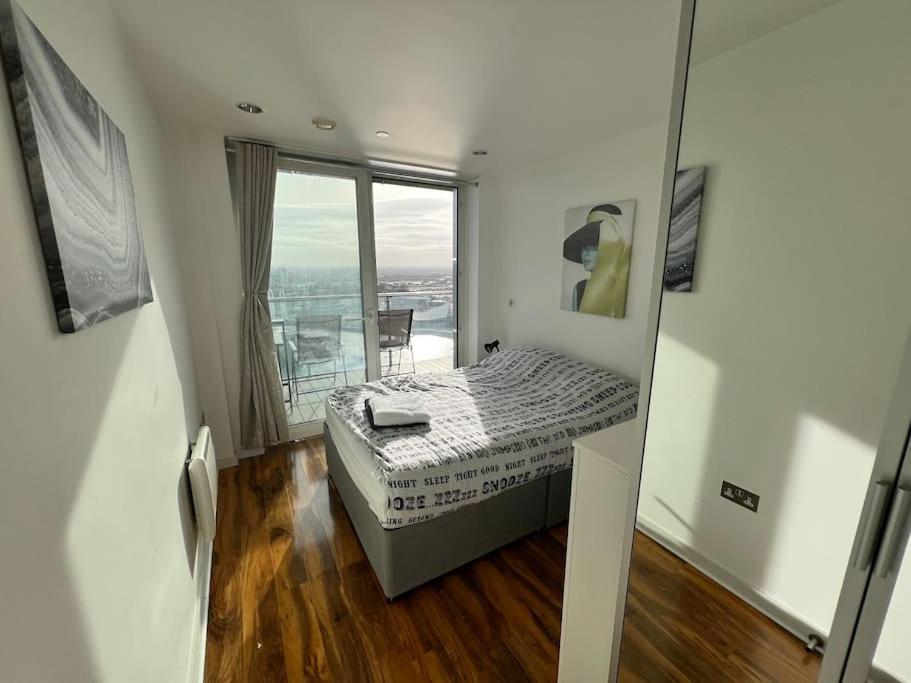 Spacious 2 Bedroom Flat Stunning Waterside View 맨체스터 외부 사진