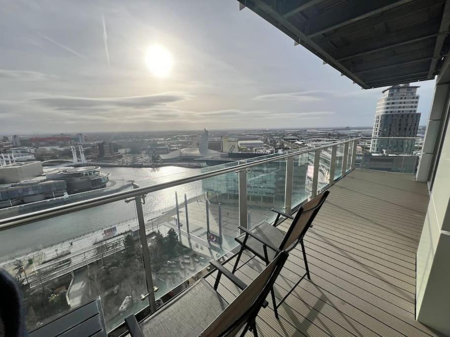 Spacious 2 Bedroom Flat Stunning Waterside View 맨체스터 외부 사진