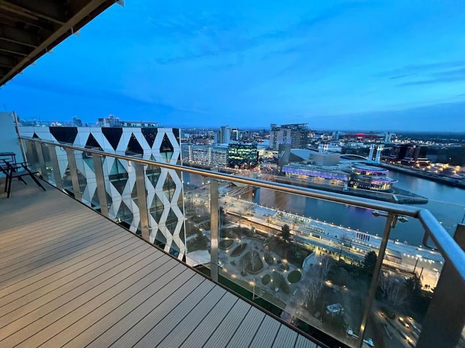 Spacious 2 Bedroom Flat Stunning Waterside View 맨체스터 외부 사진