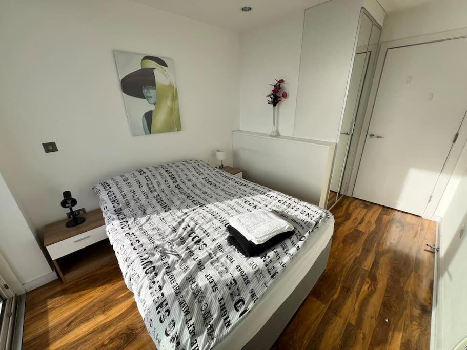 Spacious 2 Bedroom Flat Stunning Waterside View 맨체스터 외부 사진