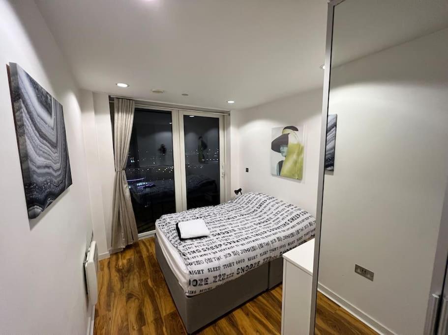 Spacious 2 Bedroom Flat Stunning Waterside View 맨체스터 외부 사진