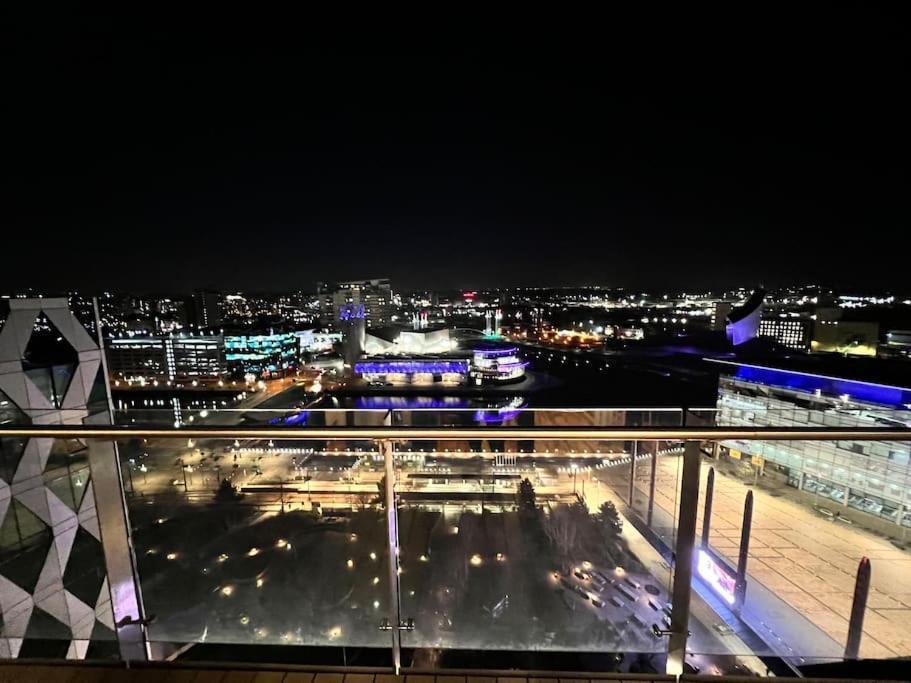 Spacious 2 Bedroom Flat Stunning Waterside View 맨체스터 외부 사진