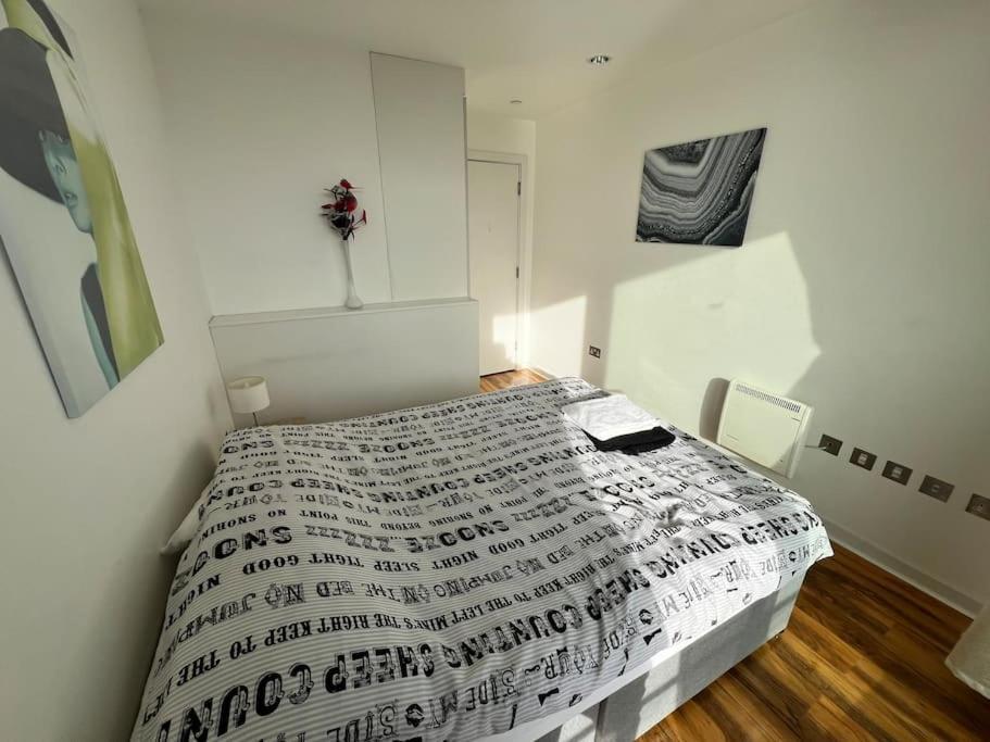 Spacious 2 Bedroom Flat Stunning Waterside View 맨체스터 외부 사진