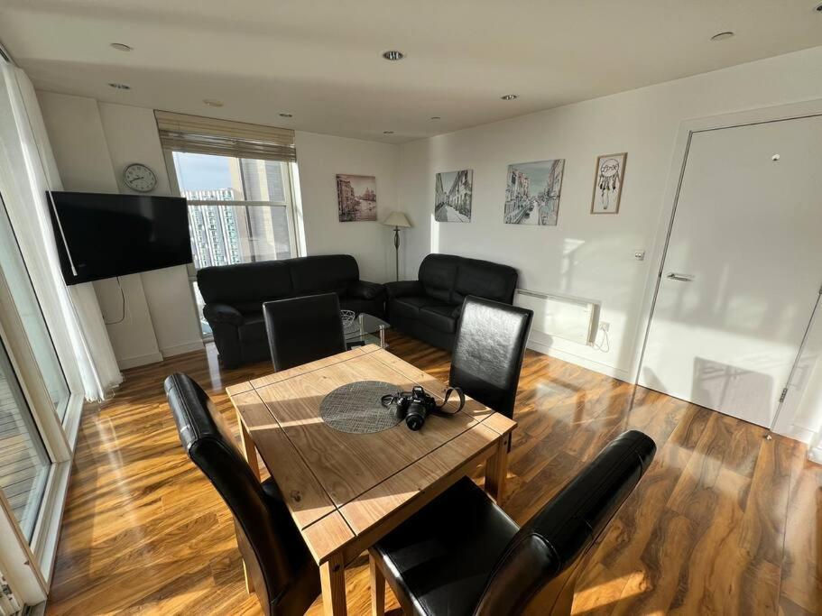 Spacious 2 Bedroom Flat Stunning Waterside View 맨체스터 외부 사진