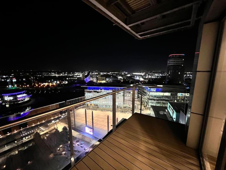 Spacious 2 Bedroom Flat Stunning Waterside View 맨체스터 외부 사진